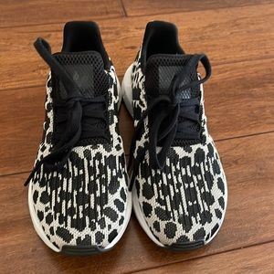 Women’s Adidas swift run shoes size 6 in black and white leopard print